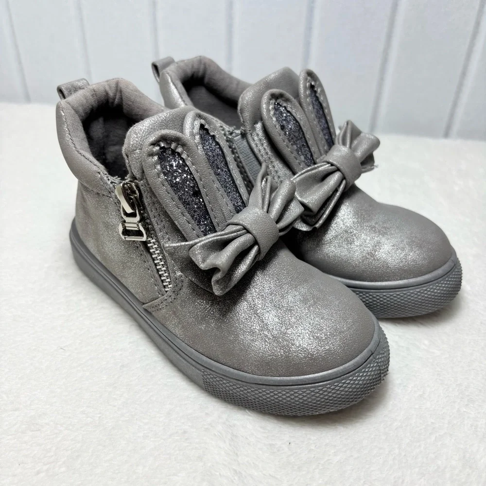 Toddler Gray -Silver Boots with Bow Detail Size 26 / US 9.5‎